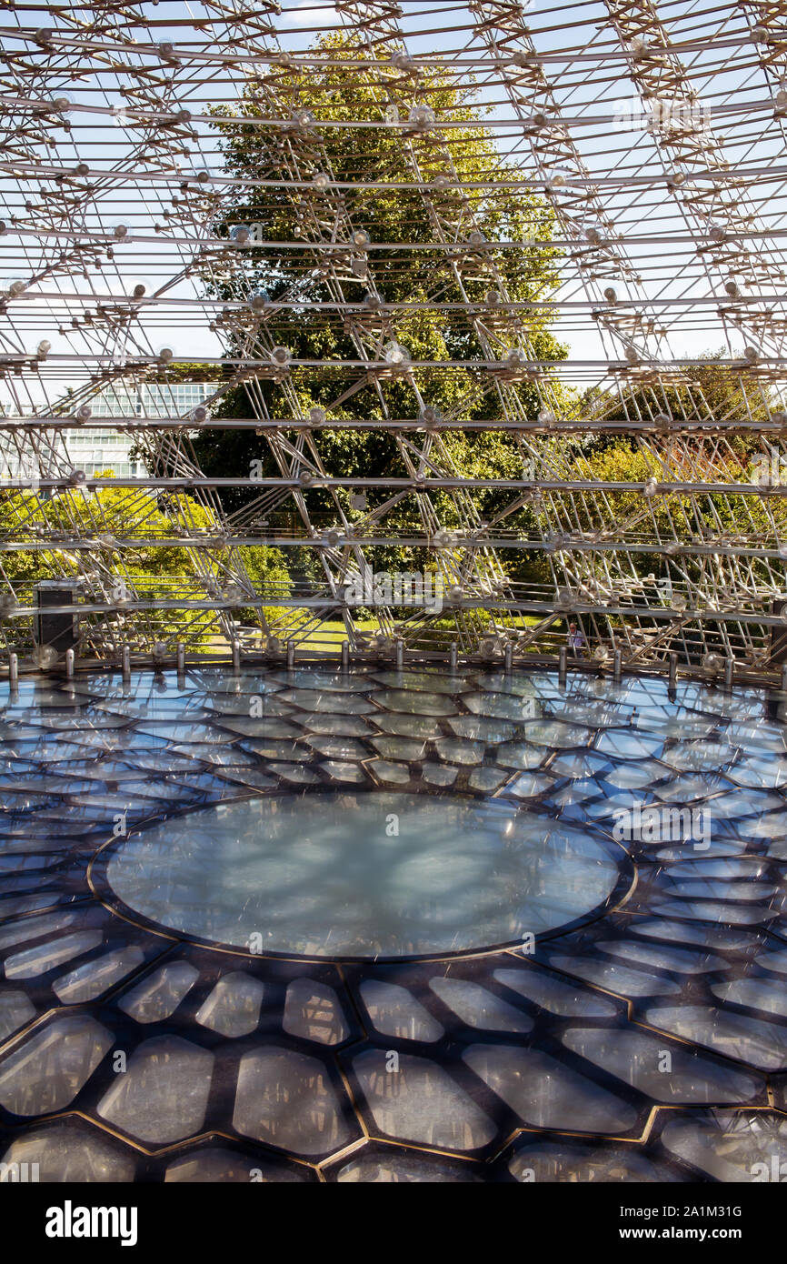 All'interno dell'Alveare, Kew Gardens, Londra, Inghilterra, il nido d'ape modello del trasparente vetro piano può essere visto Foto Stock