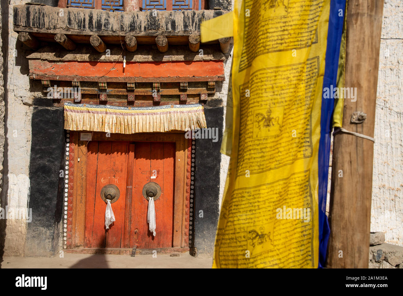 Porte in legno a vecchia moschea sulla sommità di una collina a Leh in Ladakh, India Foto Stock