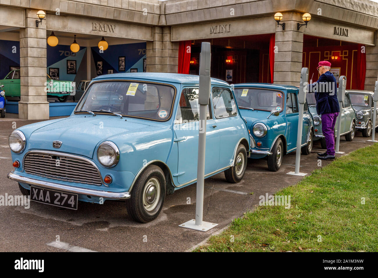 Visualizzazione di Austin e Morris Mini auto al di fuori del marzo del motore il display funziona a 2019 Goodwood, Sussex, Regno Unito. Foto Stock