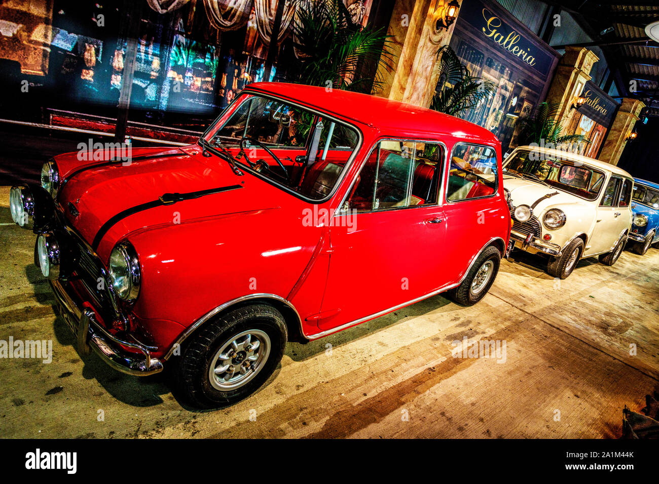 Le vetture che rappresentano scene dal film The Italian Job, ricreato qui per la celebrazione del cinquantesimo anniversario a 2019 Goodwood, Sussex, Regno Unito. Foto Stock