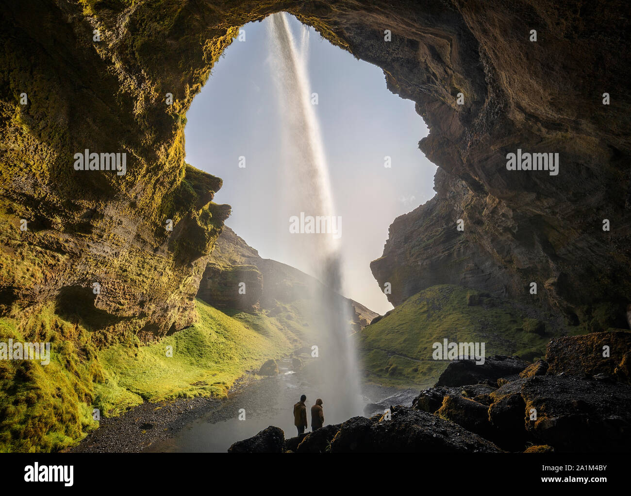 Cascata Kvernufoss come visto da dietro, Islanda Foto Stock