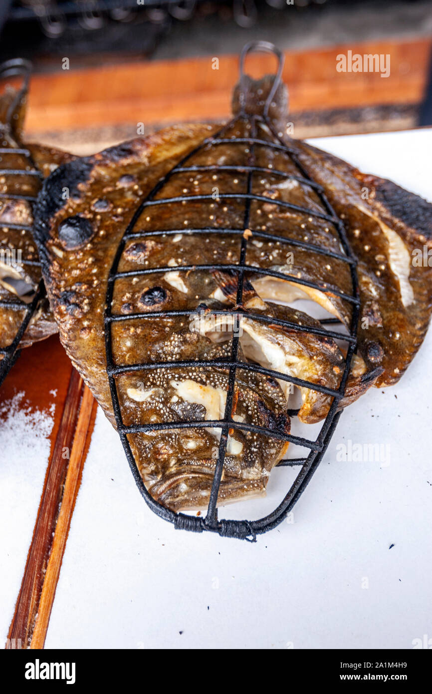 La cottura di rombo chiodato al grill, Ondarroa, Biscaglia, Paesi Baschi, Spagna. Foto Stock