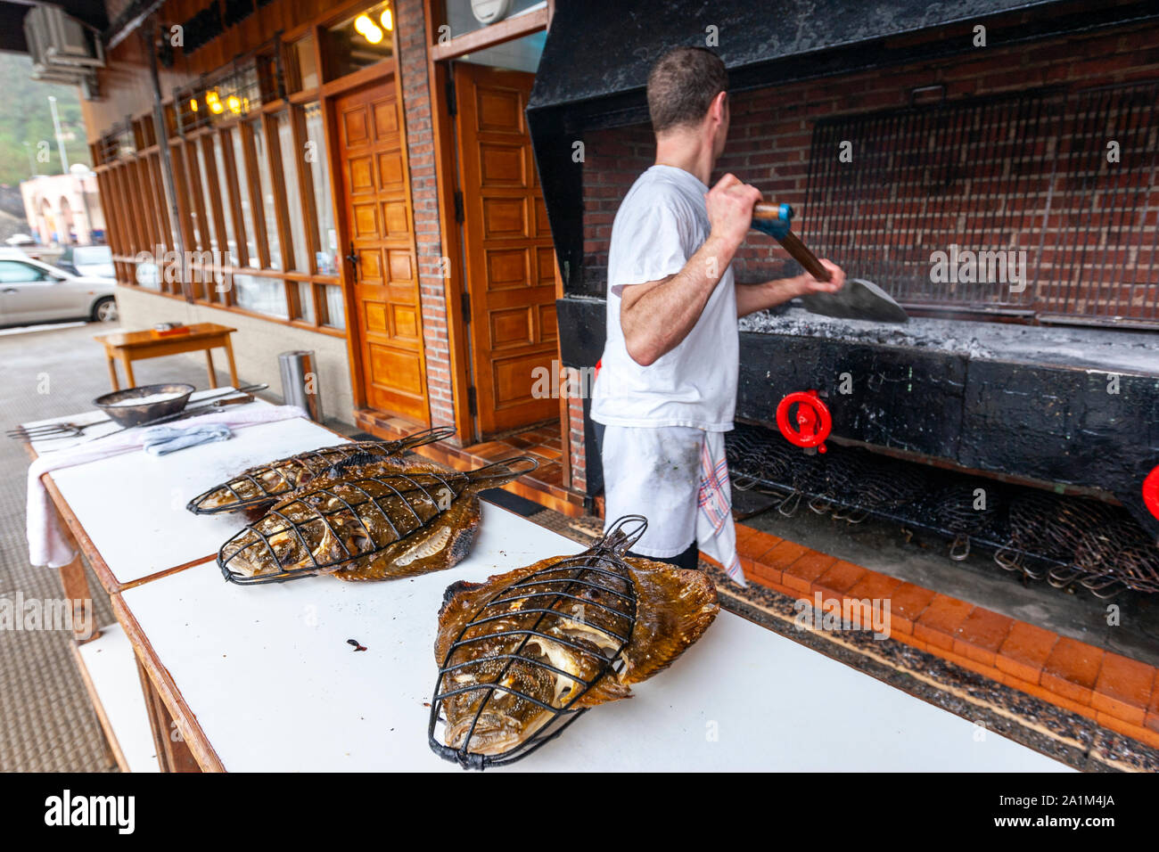 La cottura di rombo chiodato al grill, Ondarroa, Biscaglia, Paesi Baschi, Spagna. Foto Stock