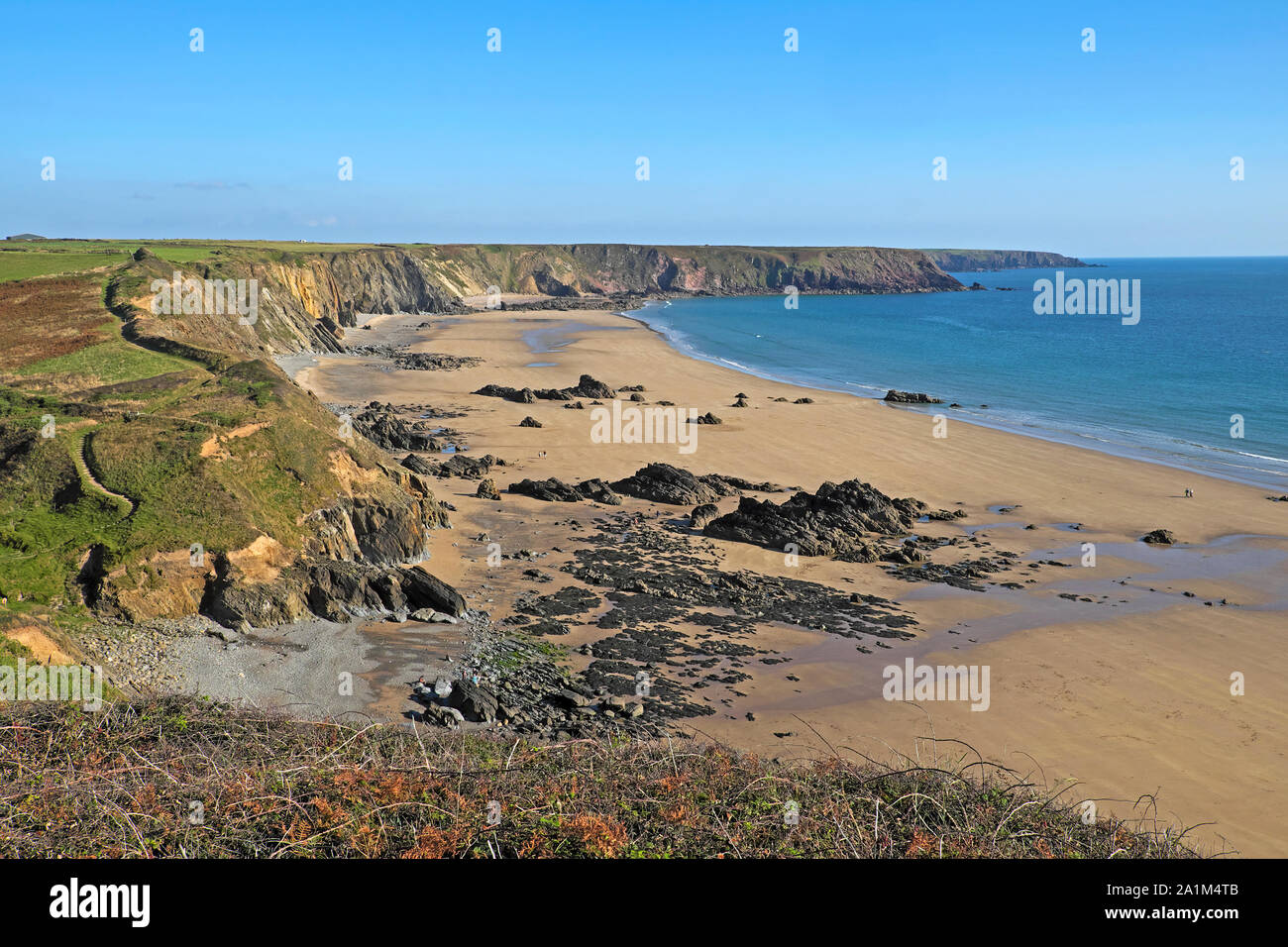 Marloes Sands scogliere, sulla spiaggia, sul mare della costa e del Galles sentiero costiero a bassa marea in autunno sunshine nel settembre del Pembrokeshire, Wales UK KATHY DEWITT Foto Stock