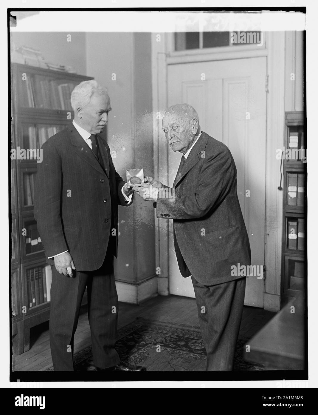 O.P. Il cofano presenta la medaglia al dottor Chas. E. Munroe, 5/23/29 Foto Stock