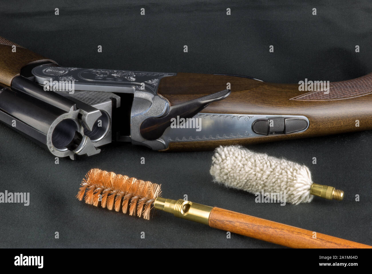 Fucile da caccia e la pulizia della pistola di voci su una baíz table top Foto Stock