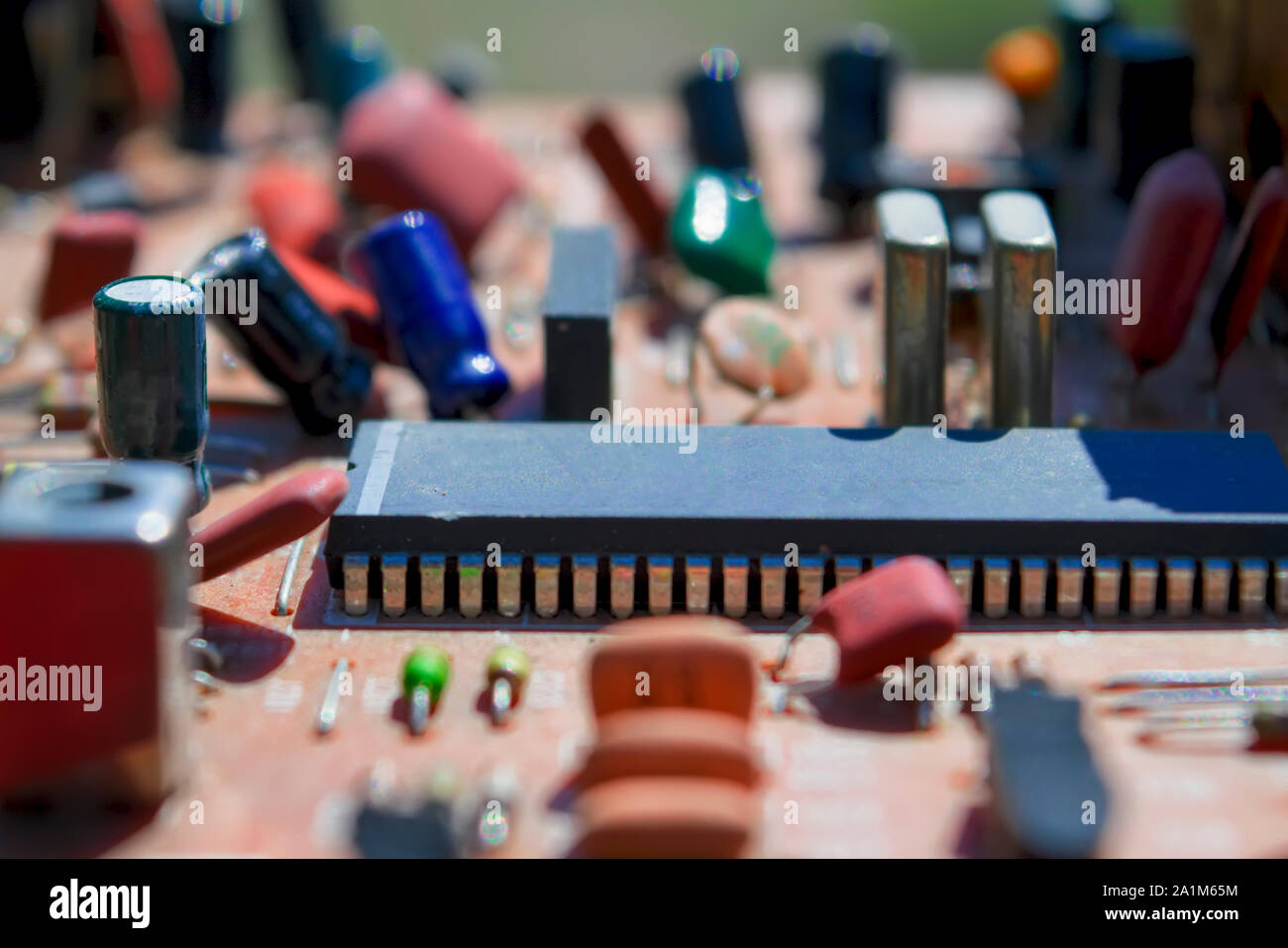 Immagine sfocata della scheda elettronica con condensatori e resistori. Macro. Soft focus. Foto Stock