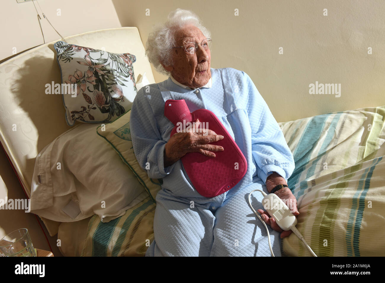Signora anziana per andare a letto con una coperta elettrica Gran Bretagna Regno Unito Foto Stock