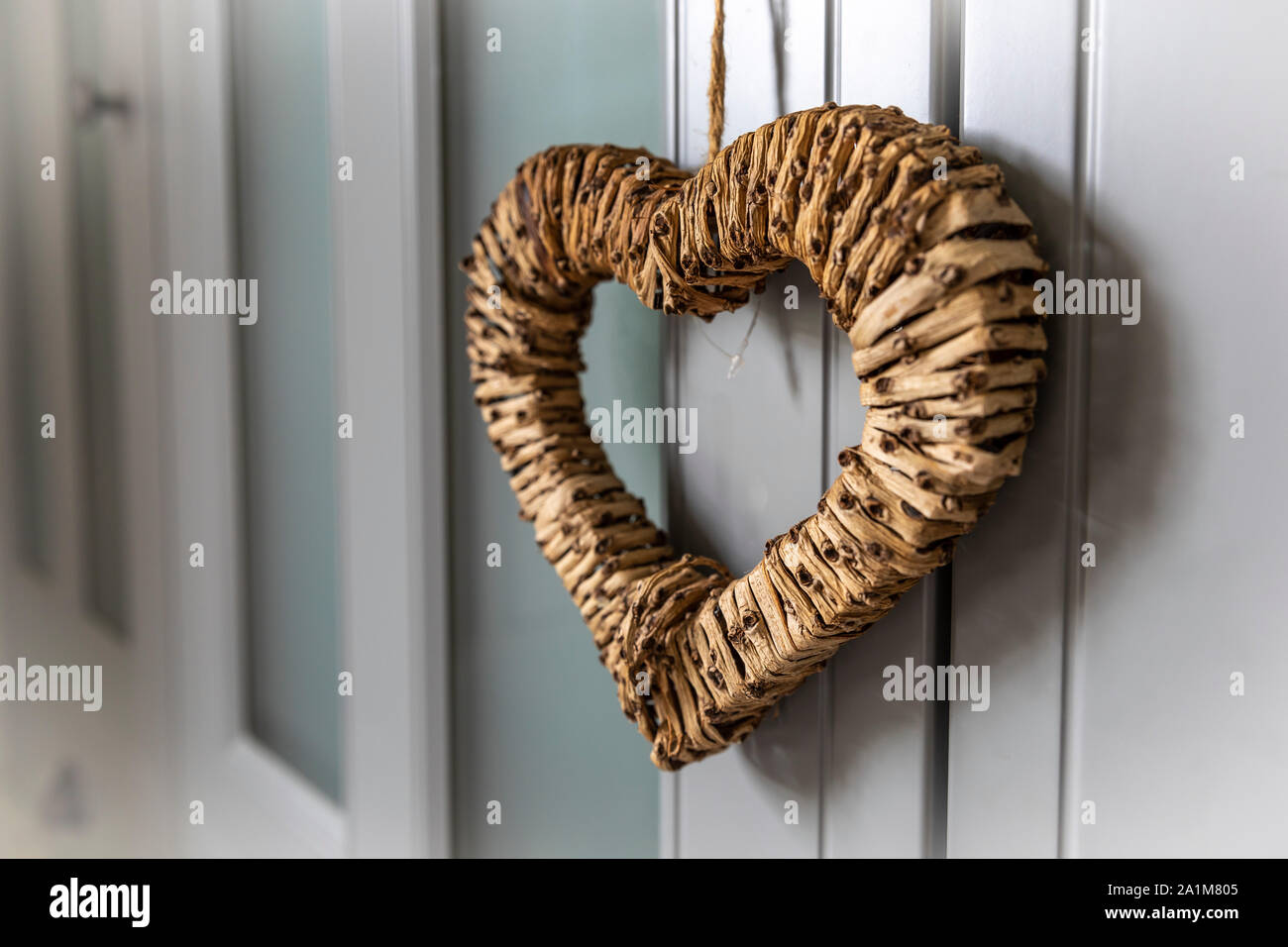 Decorazione di cuore realizzata in vimini. Amore e Natale. Foto Stock