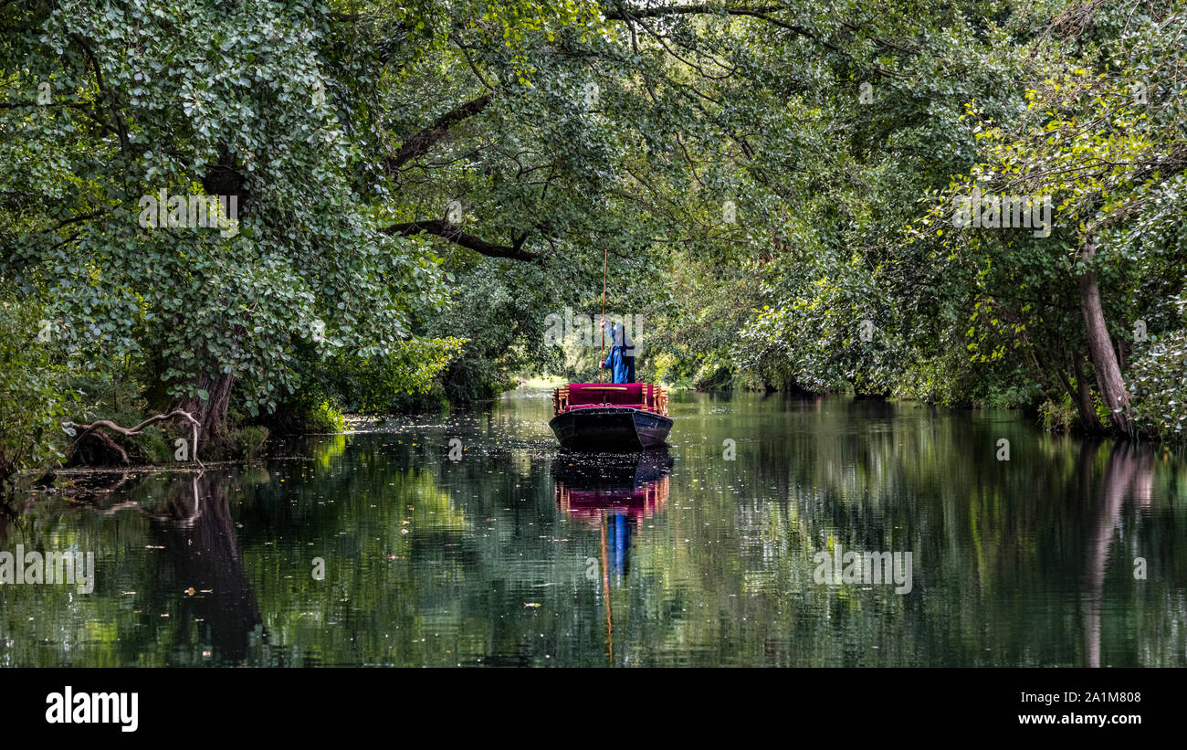 Un uomo in barca Foto Stock