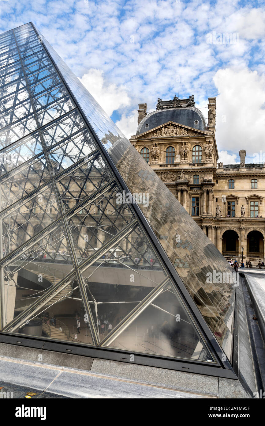 Piramide di vetro e il museo del Louvre, Parigi, Francia Foto Stock