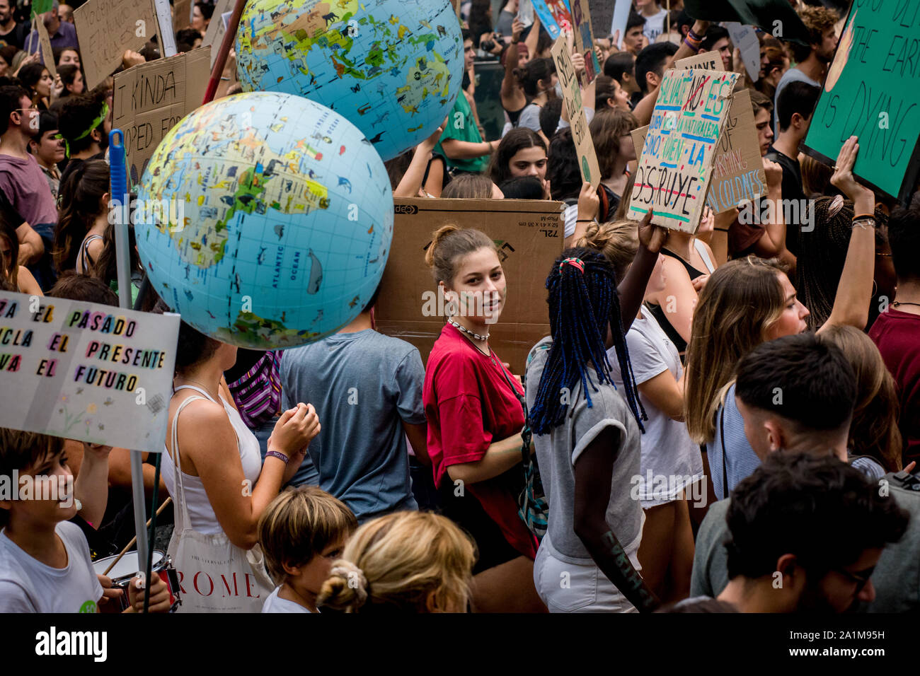 Le persone in attesa di banner e gridare slogan come essi marzo a Barcellona durante lo sciopero per il cambiamento climatico come parte del clima globale sciopero. Foto Stock