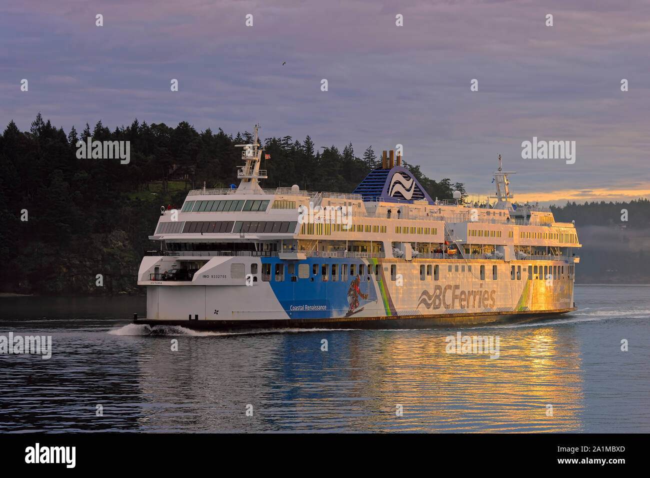 BC ferry boat Rinascimento costiere in Active passano in mattina presto-British Columbia, Canada. Foto Stock