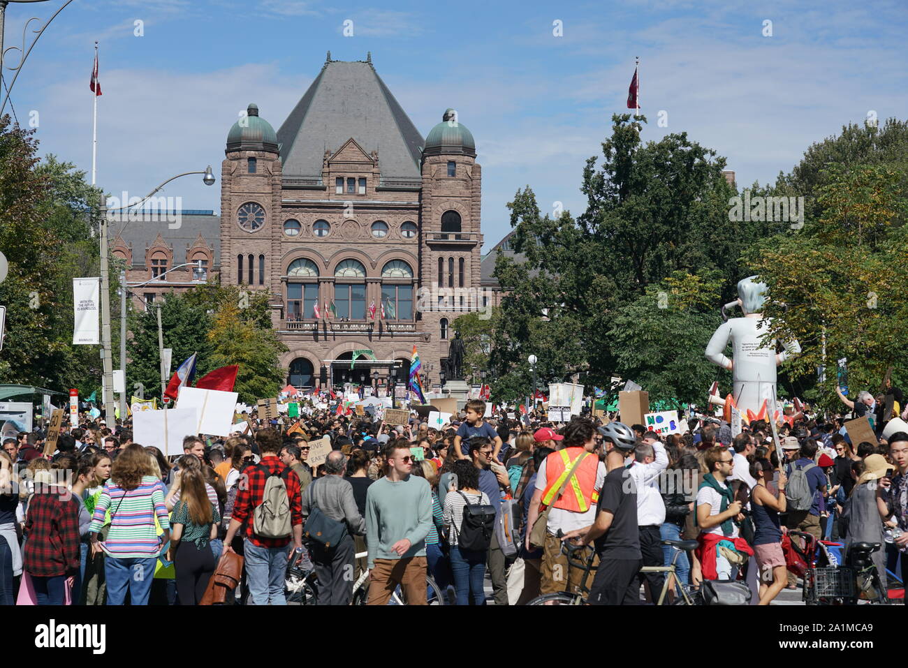Toronto, Canada - 27 Settembre 2019: Il clima sciopero ha attirato un grande folla di giovani davanti al Parlamento di Ontario Foto Stock