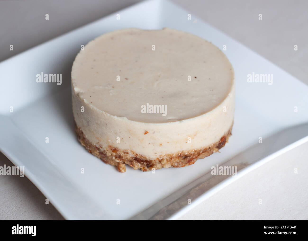 Preparazione delle materie vegan cheesecake con sirup di caramello e frutti di bosco freschi Foto Stock