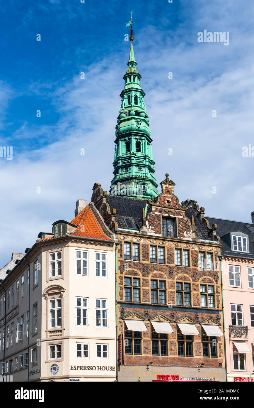 Una vista architettonico lungo un canale a Copenhagen, in Danimarca, in Europa. Foto Stock