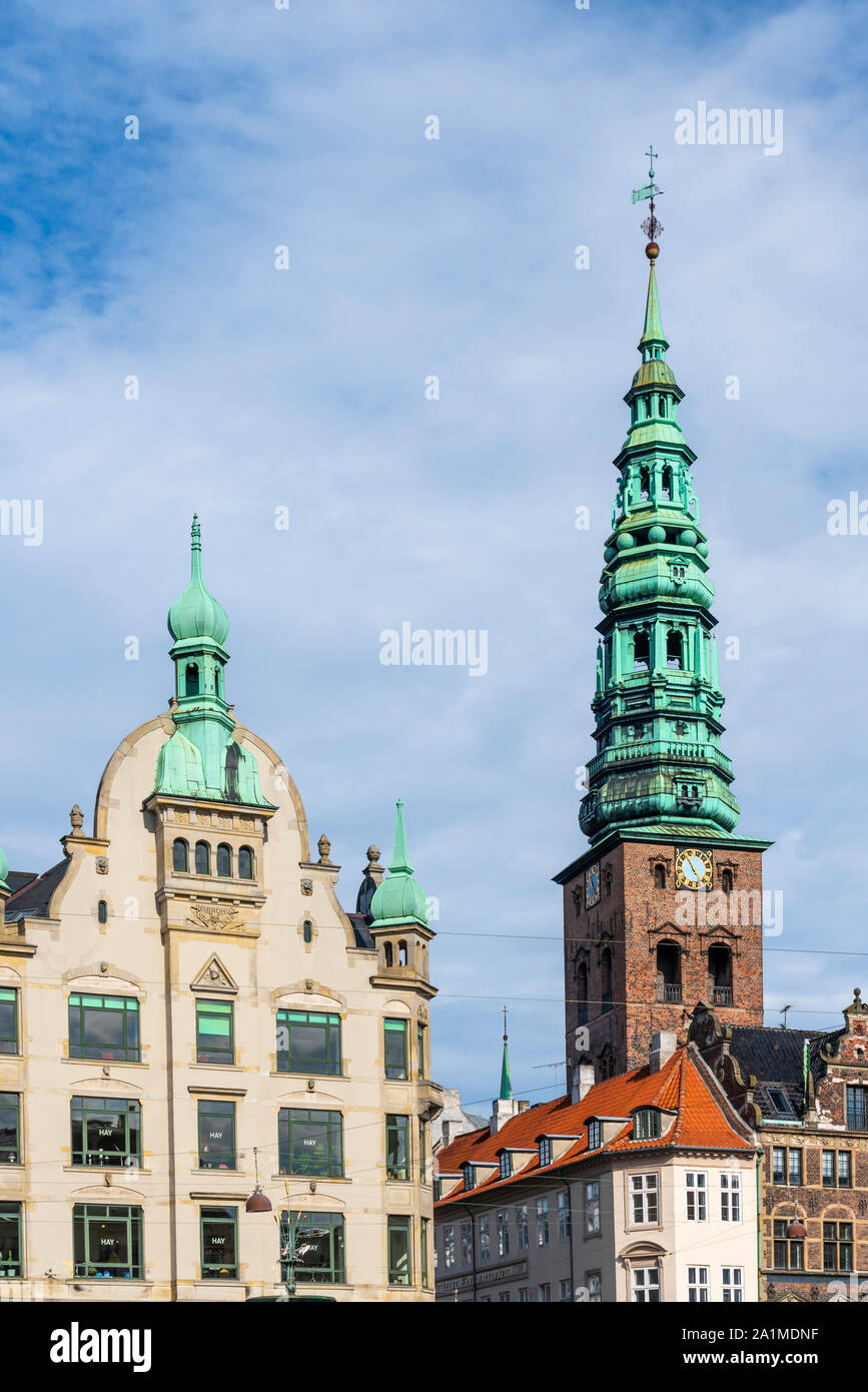 Una vista architettonico lungo un canale a Copenhagen, in Danimarca, in Europa. Foto Stock