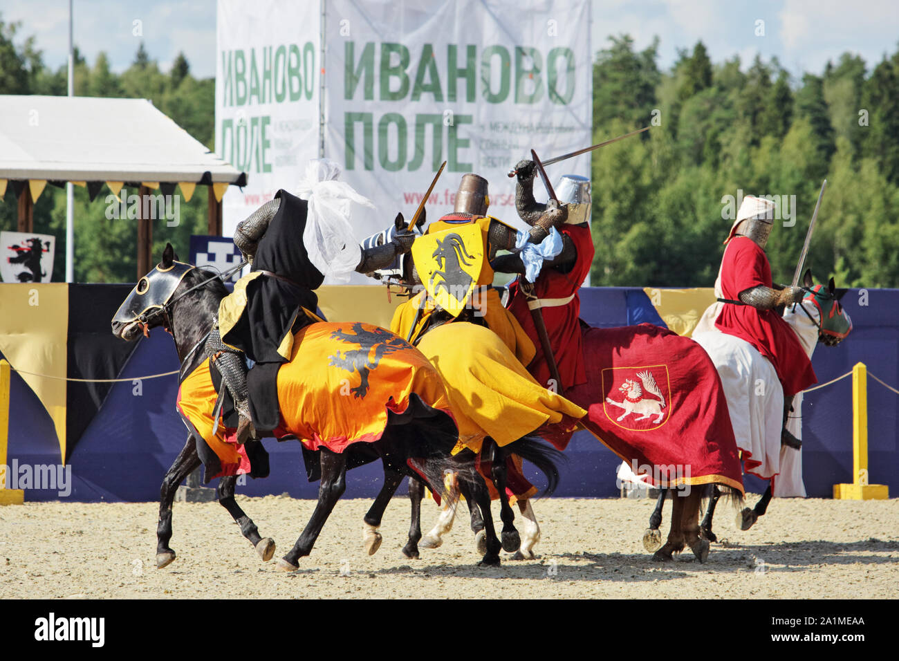 Montato cavalieri indossando la piastra completa armatura lotta con la spada a annuale torneo medievale "Ivanovo Pole 2019' Foto Stock