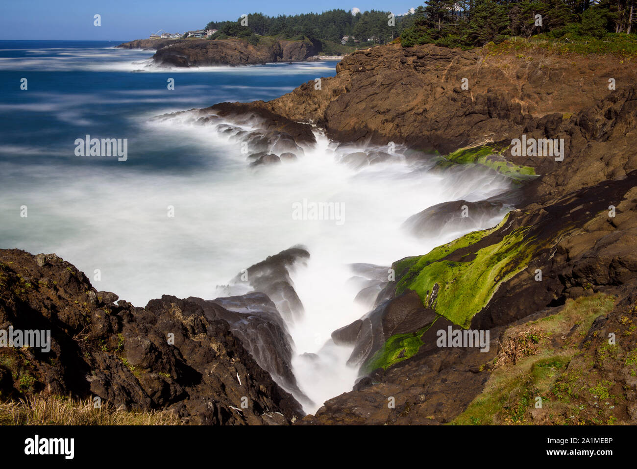 Costa frastagliata con pounding surf, Rocky Creek membro Punto Panoramico, Oregon, Stati Uniti d'America Foto Stock