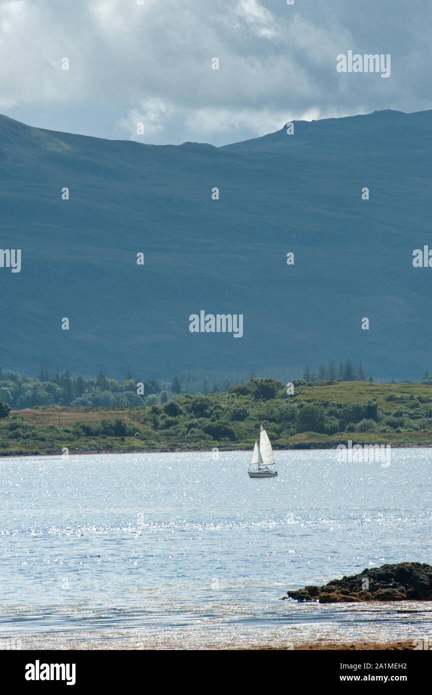Piccolo yacht a vela in loch vicino a Tobermory Porto. Isle of Mull, Scozia Foto Stock
