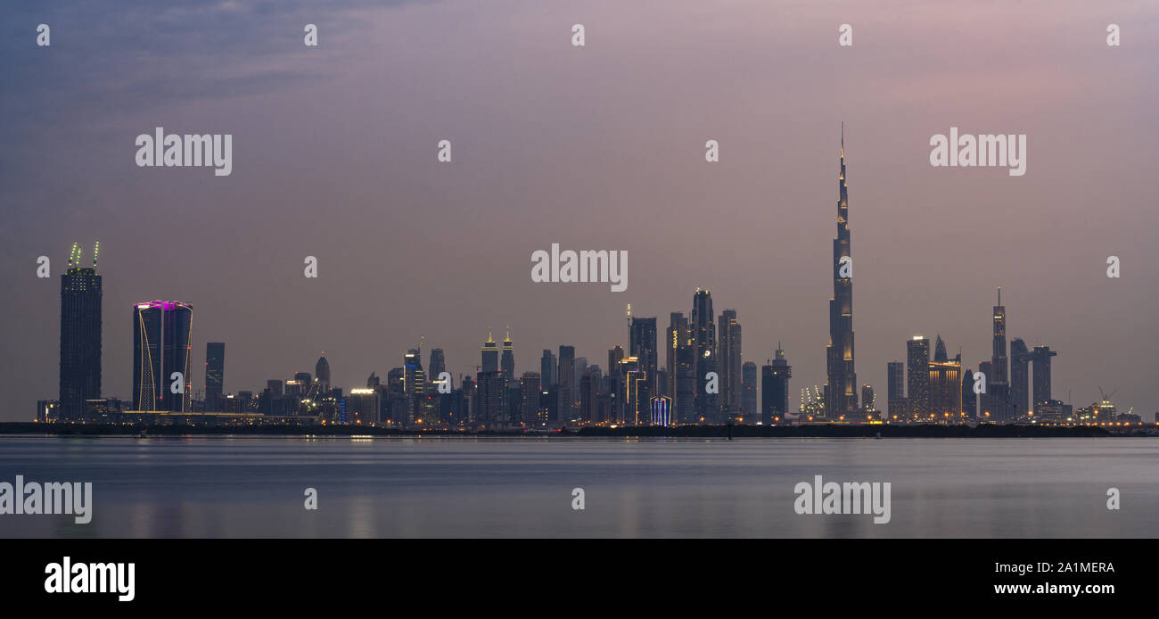 Illuminata skyline di Dubai con alti grattacieli e il Burj Khalifa. Il Burj Khalifa è il più alto torre nel mondo. Foto Stock