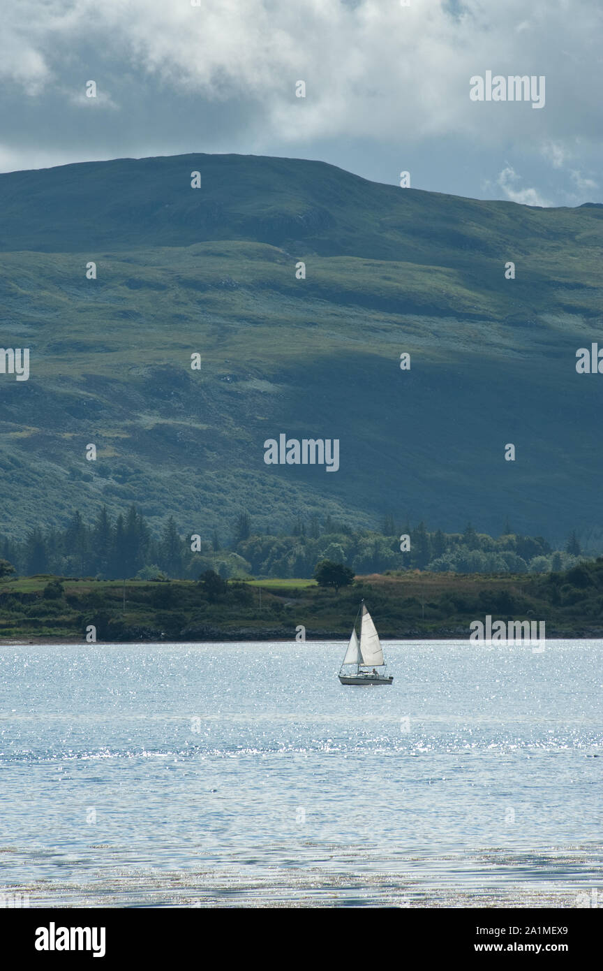 Piccolo yacht a vela in loch vicino a Tobermory Porto. Isle of Mull, Scozia Foto Stock