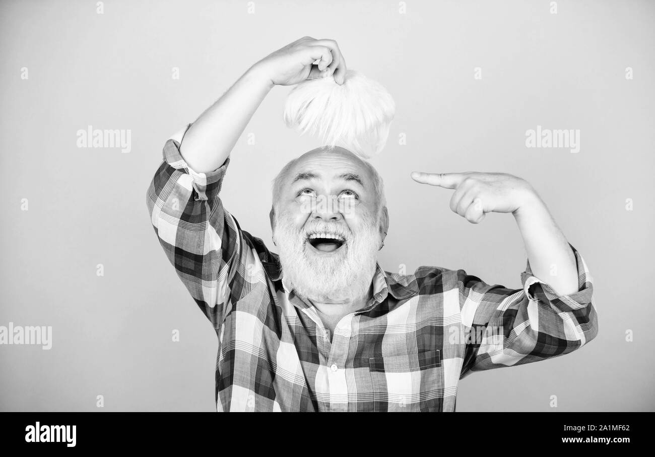 La calvizie maschile condizione genetica causata da diversi fattori. Health care concetto. Le persone anziane. Nonno barbuto capelli grigi. La perdita di capelli. I primi segni balding. L'uomo la perdita di capelli. Capelli artificiali. Foto Stock