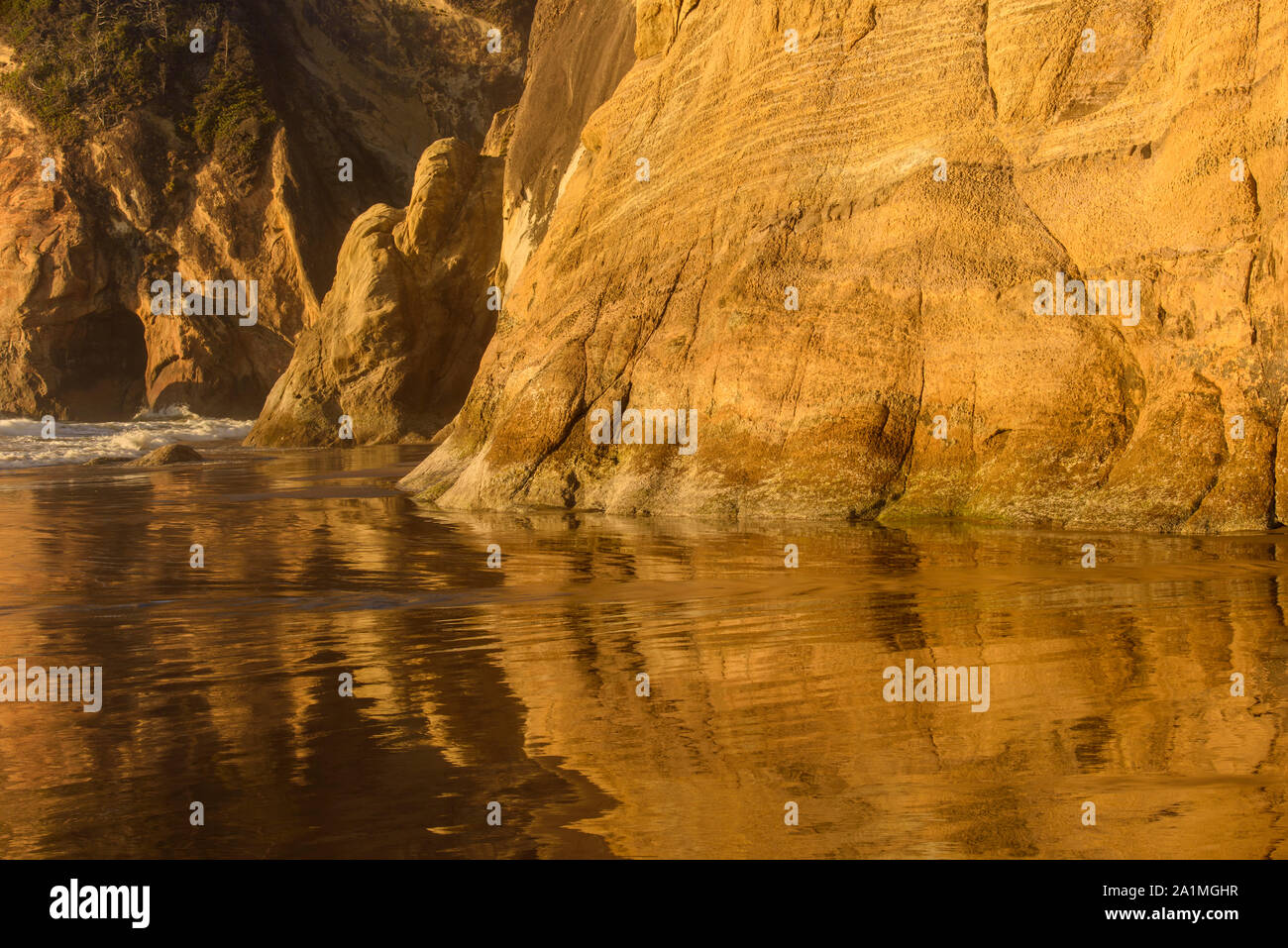 Abbraccio punto rocce e riflessi nella marea vicino al tramonto, abbraccio punto membro Scenic Area, Oregon, Stati Uniti d'America Foto Stock