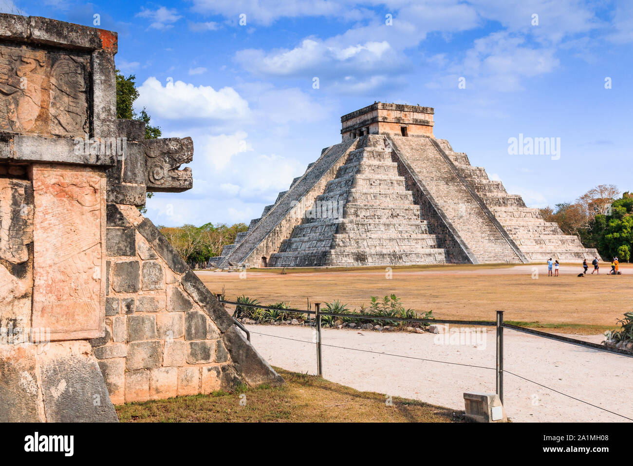 Chichen Itza, Messico. Chichen Itza snake e Kukulkan tempio Maya piramide. Foto Stock