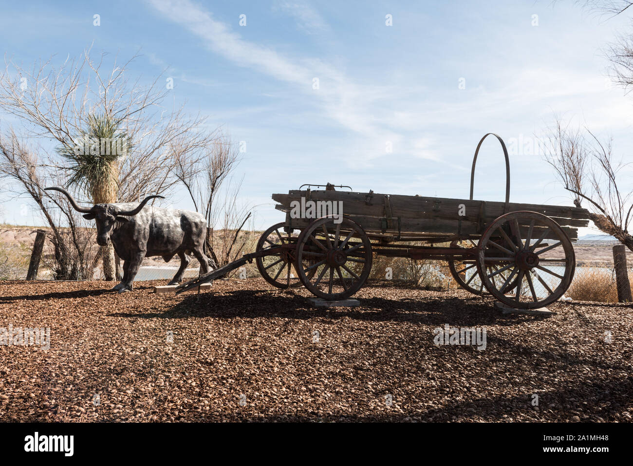 Old dray carro al di fuori della famosa a livello regionale Cattleman's Steakhouse, che si trova sul vecchio ranch isolati a diverse miglia a nord della cittadina di Fabens, Texas Foto Stock