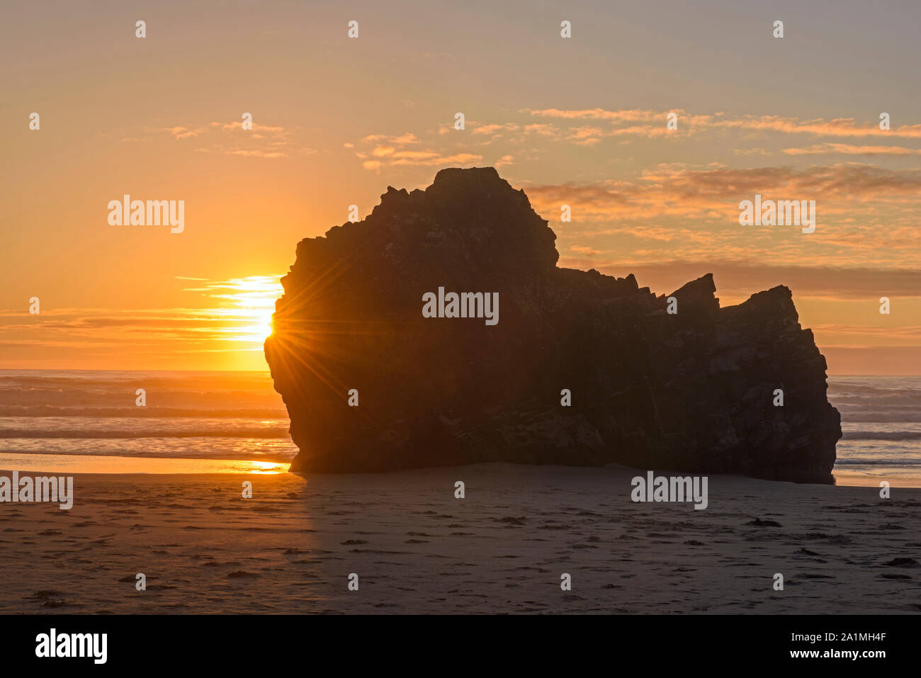 Hug Point mare stack vicino al tramonto, Hug Point state Scenic Area, Oregon, Stati Uniti Foto Stock