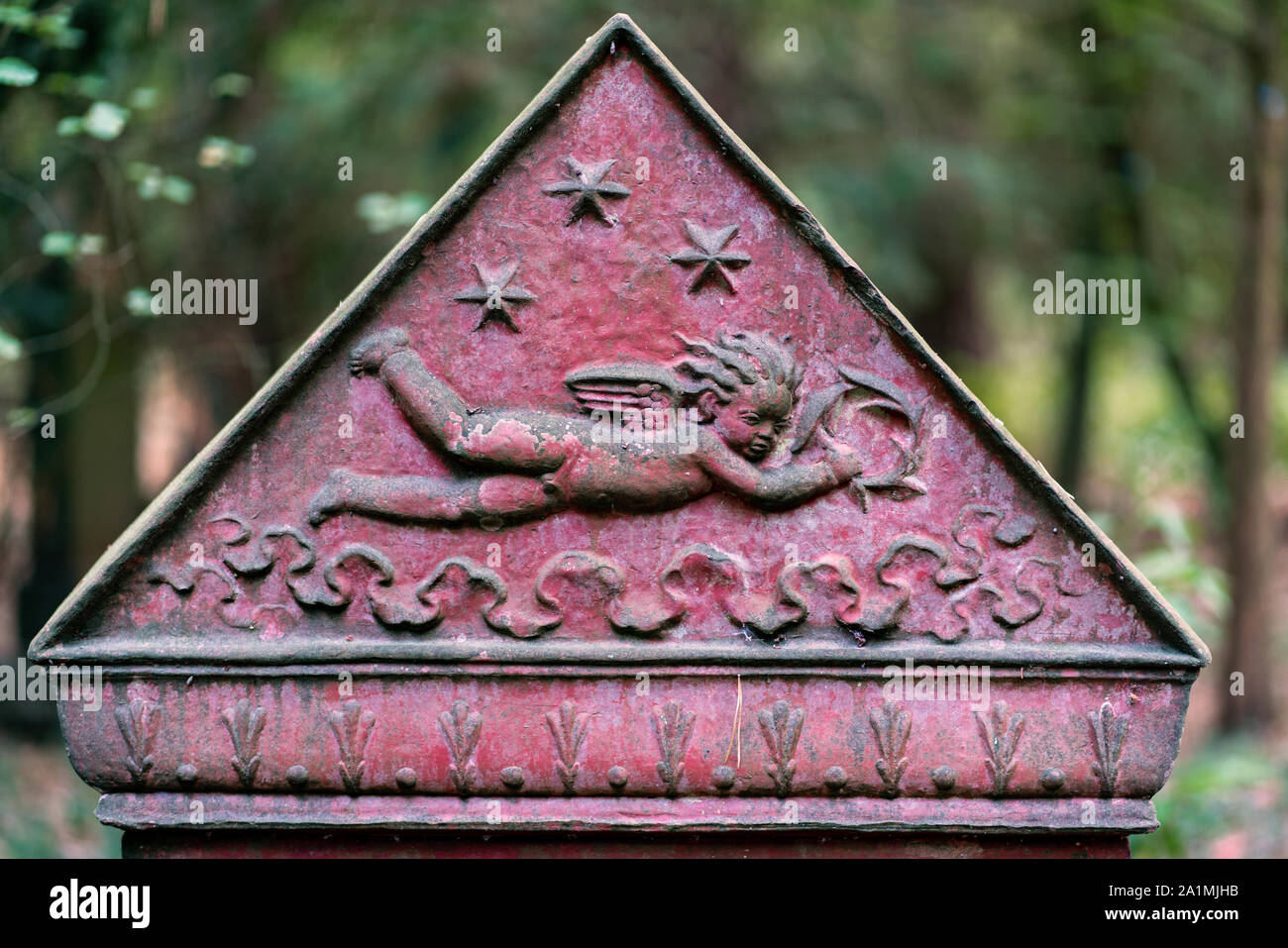 La parte triangolare di un oggetto contrassegnato per la rimozione definitiva che mostra un cherubino volanti su sfondo rosso con stelle nel cielo Foto Stock