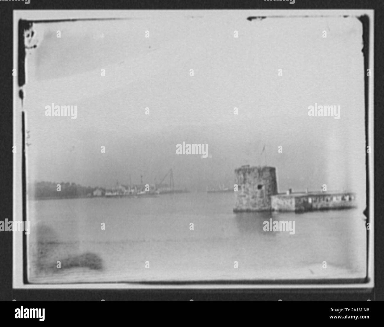 Vecchia fortezza in pietra all ingresso del porto Foto Stock