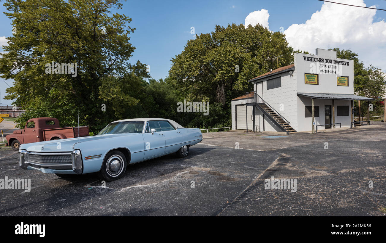 Vecchio camion e automobile fuori i veicoli che si meritano di essere utilizzato-concessionaria auto in Mesquite, Texas Foto Stock