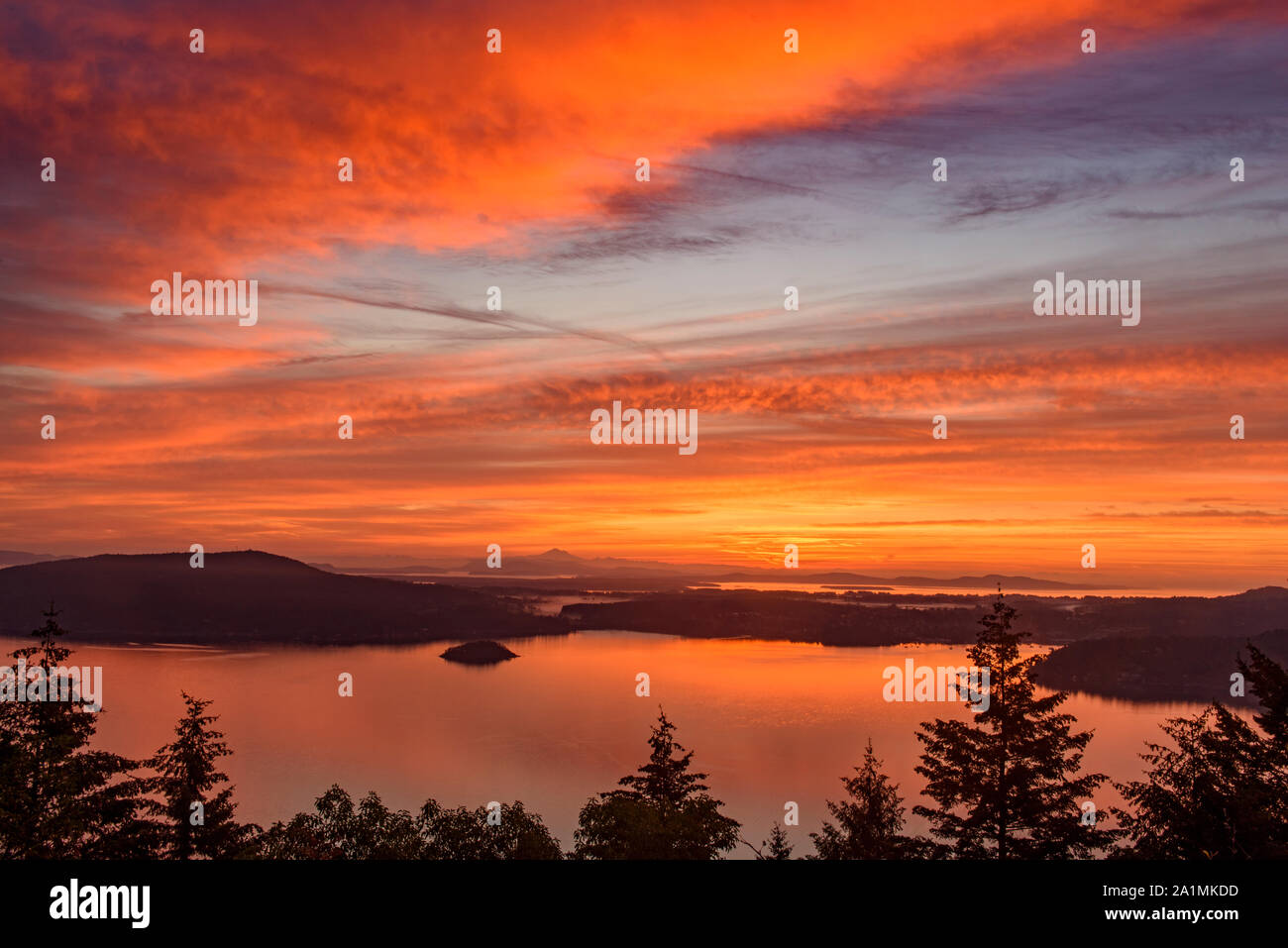 Sunrise skies dal punto di vista Malahat, Malahat, British Columbia, Canada Foto Stock