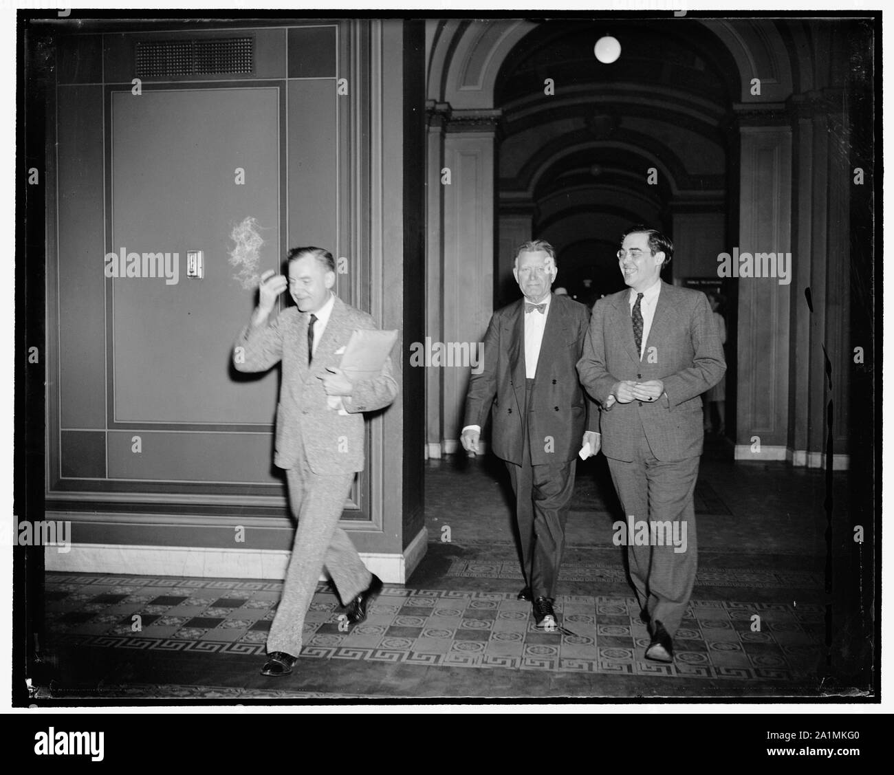 Più antico e il più giovane dei senatori abbandona la riunione del blocco isolazionista. Washington D.C., il 7 luglio. Il blocco isolazionista del Senato si è riunita questa mattina in sessione esecutiva di stabilire piani per i prossimi lotta sulla neutralità di Bill. Coincidently, il più giovane e più antichi membri del Senato ha partecipato alla riunione dell' ufficio di senatore Hiram Johnson. Qui ci sono il Decano del Senato William Borah, 74, baby e il senatore Rush Holt, 34, percorrendo a piedi il Capitol corridoio da Johnson ufficio dopo la riunione Foto Stock