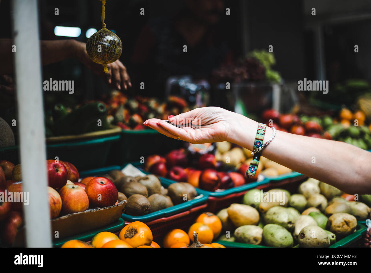 Tourist traveler paga per produrre in un mercato di frutta e verdura in Colombia - America del Sud di frutta esotica Foto Stock
