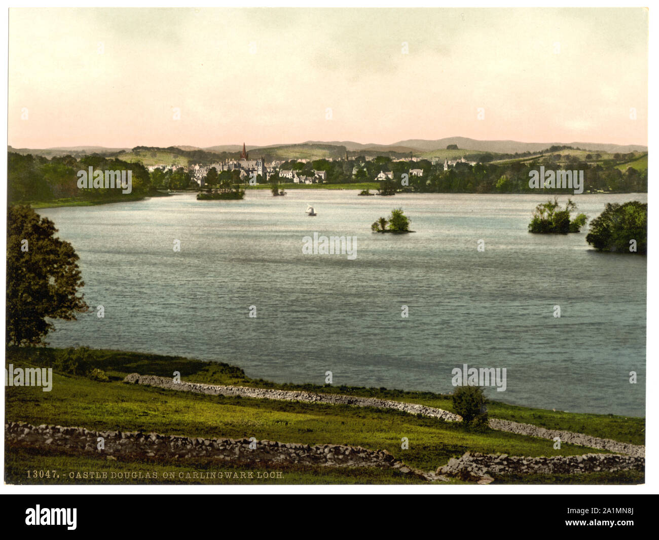Sul Carlingwark Loch, Castle Douglas, Scozia; titolo dalla Detroit Publishing Co., catalogo J-sezione estera. Detroit, Michigan. : Detroit Photographic Company, 1905.; Foto Stock