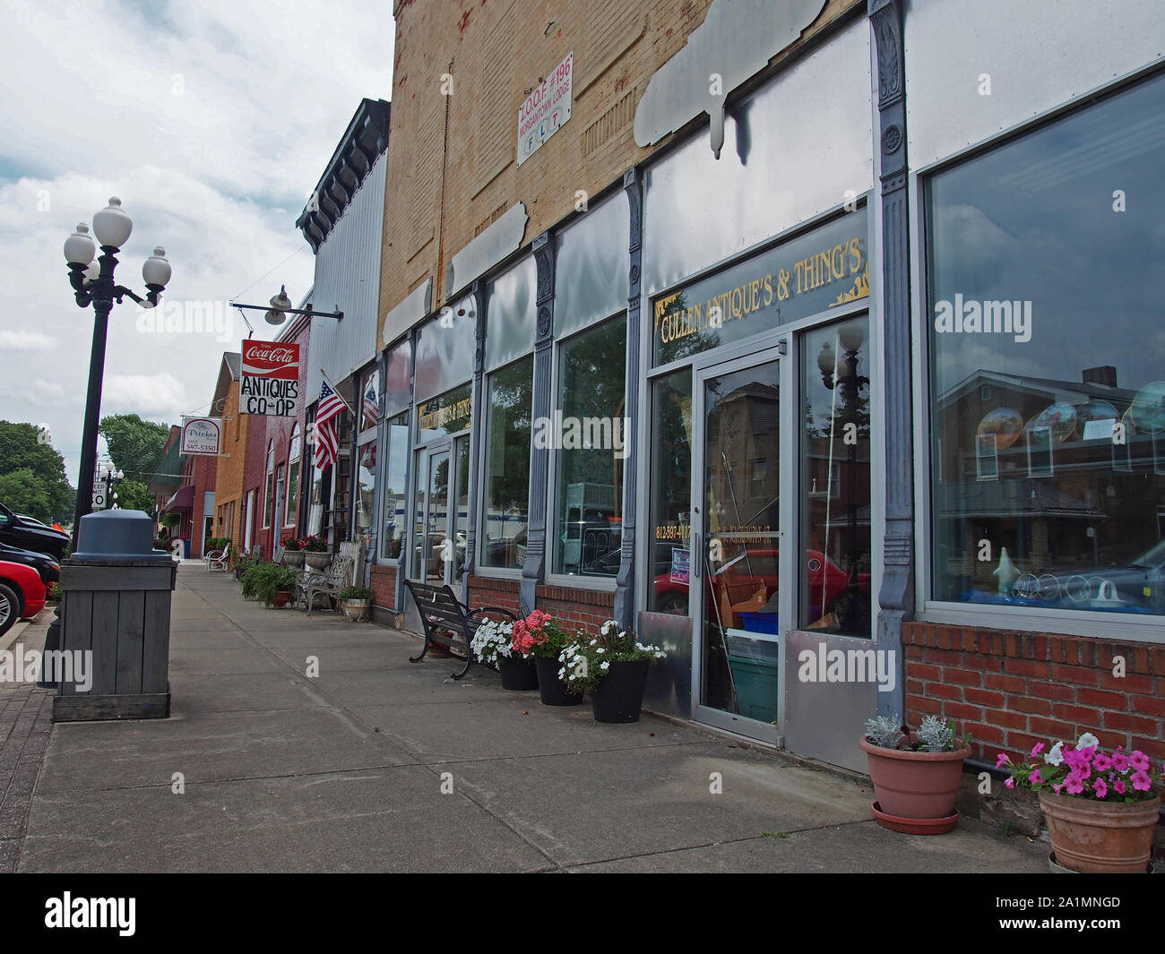Negozi lungo la strada principale del piccolo Midwestern città americana di Morgantown, Indiana, Stati Uniti d'America, 29 luglio 2019, © Katharine Andriotis Foto Stock