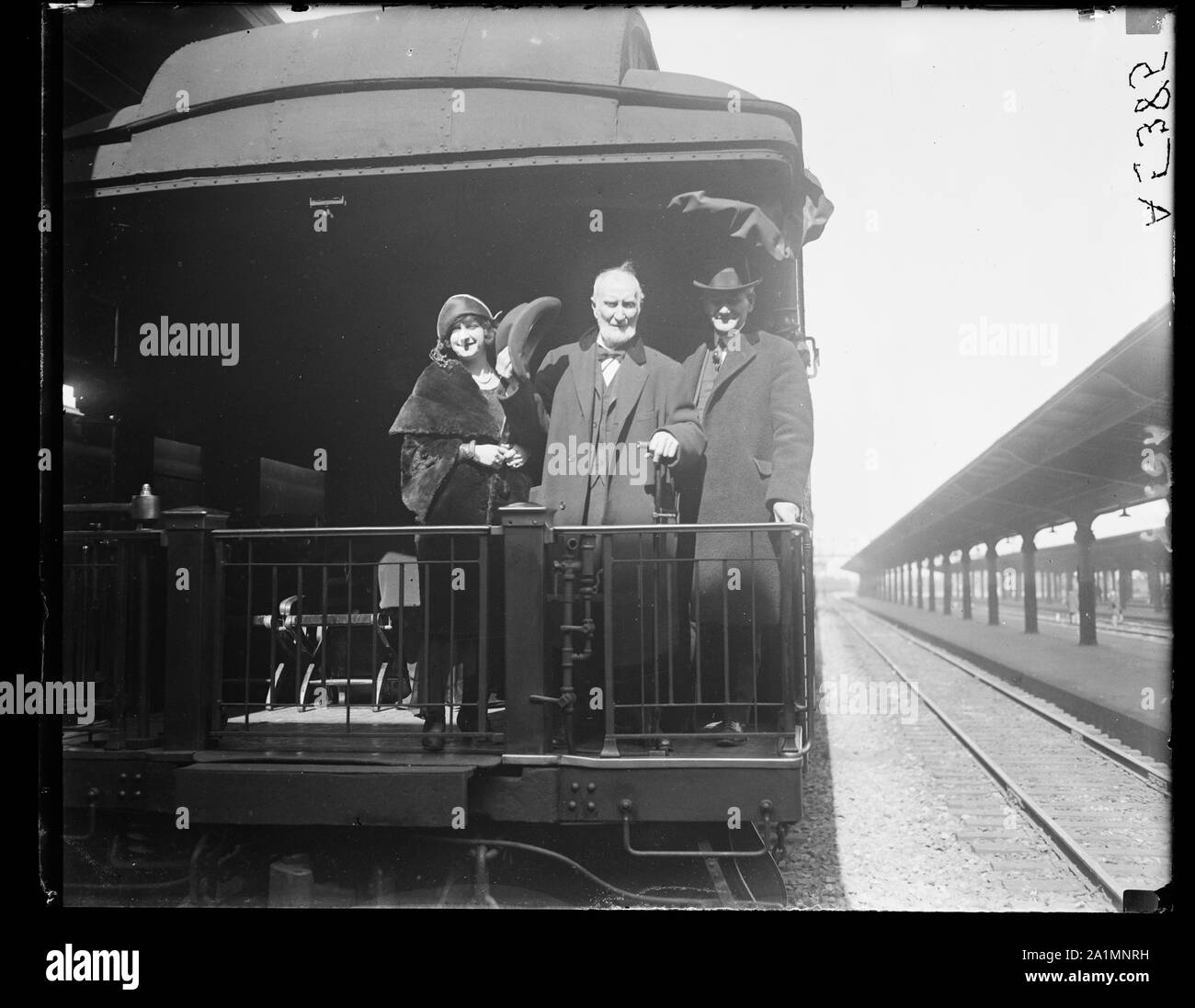 Sul retro del treno; Joe Cannon, centro Foto Stock