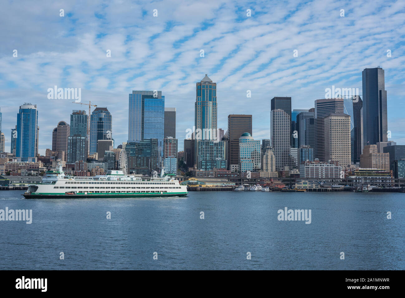 RJ stili di fotografia paesaggio Seattle edifici traghetto grattacielo ruota panoramica Ferris Space Needle Stock Foto Washington Foto Stock
