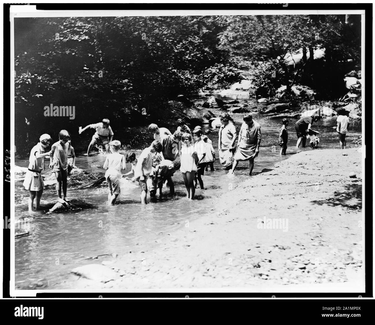 In uno dei giorni più caldi registrati nella capitale nazionale sia donne e bambini rush per l'acqua di scarico. Scattato in Rock Creek Park Foto Stock