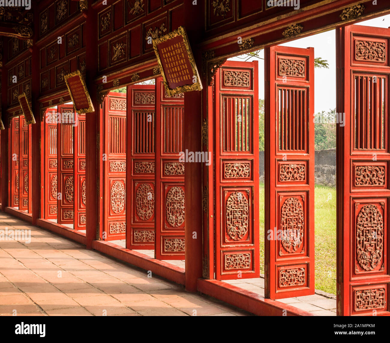 Decorate in rosso le porte del corridoio di città imperiale di Hue, Vietnam, vista obliqua Foto Stock