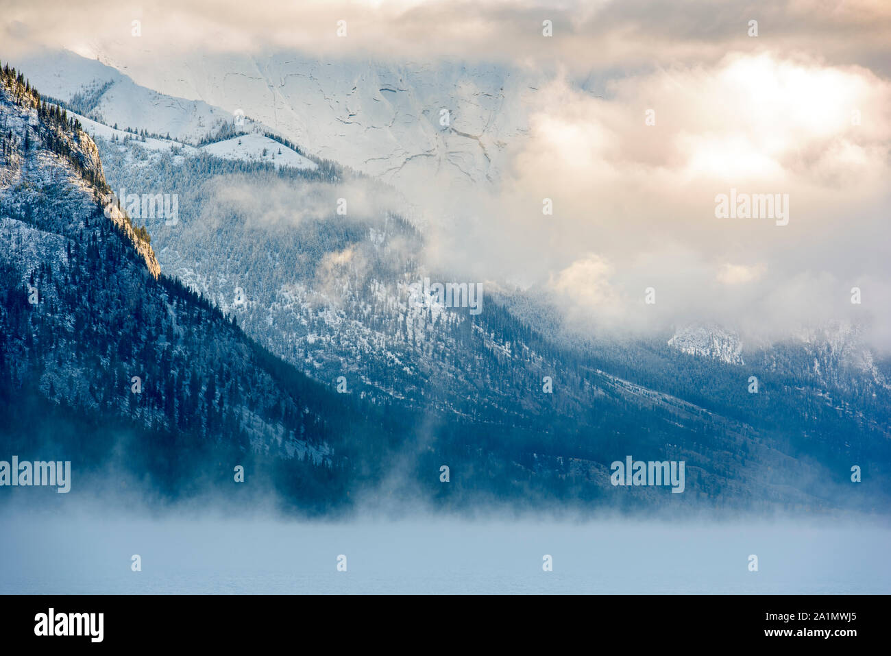 Prima neve sulle montagne intorno al lago Minnewonka, il Parco Nazionale di Banff, Alberta, Canada Foto Stock