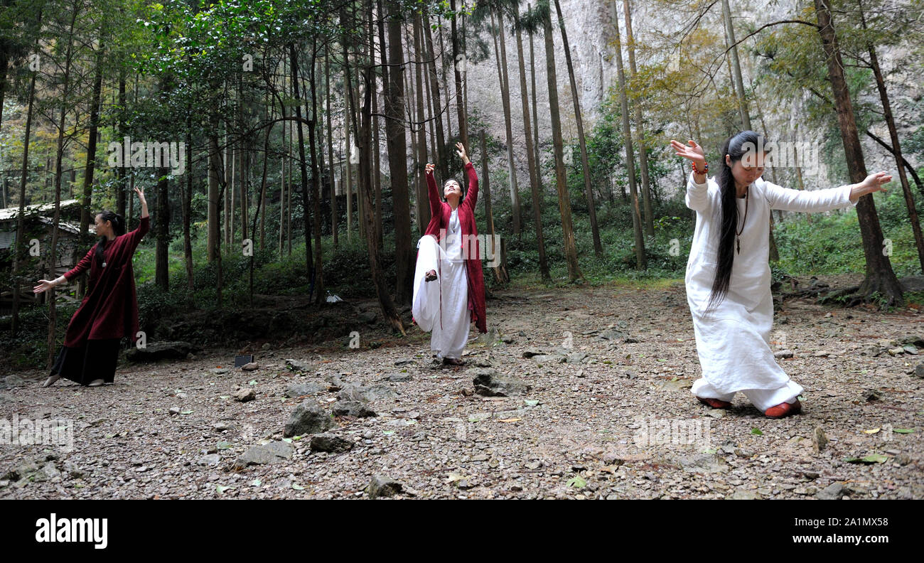 Le femmine sono di eseguire una tradizionale danza cinese (Cina). Foto Stock