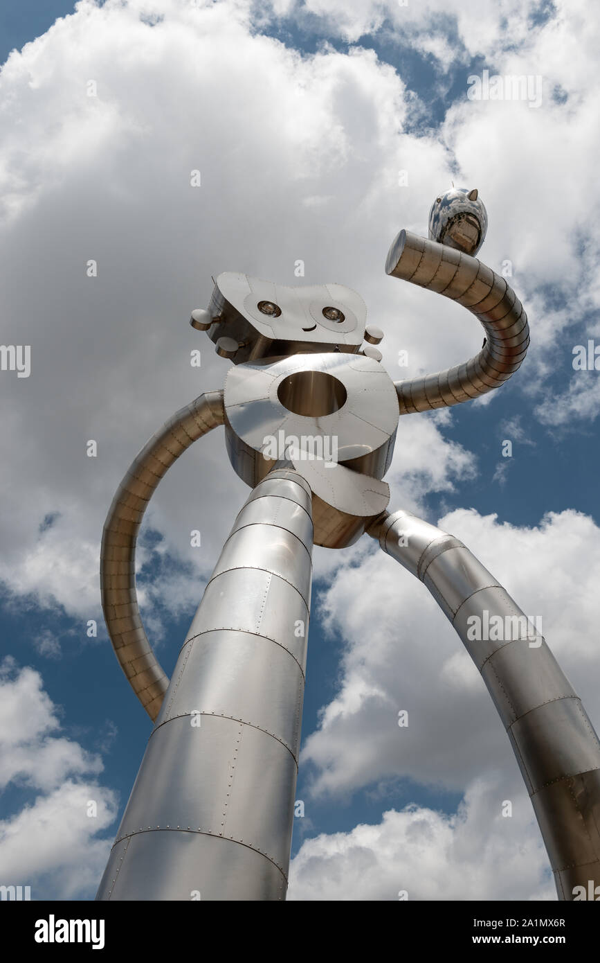 Una delle tre impostazioni di un arte di installazione chiamato travelling man in Deep Ellum, un quartiere composta in gran parte da arti e luoghi di intrattenimento vicino al centro in antico Oriente Dallas, Texas Foto Stock