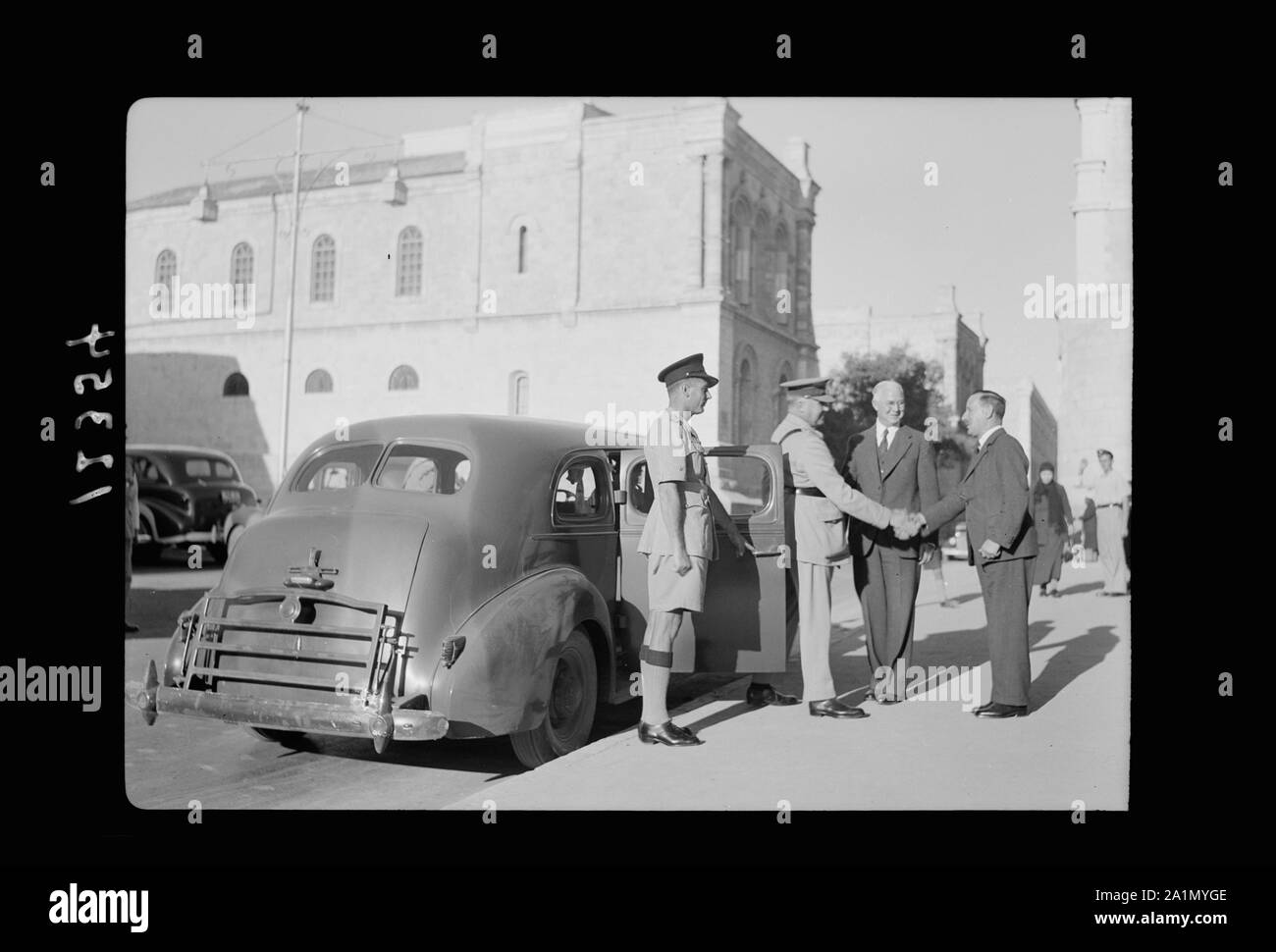 Apertura del nuovo ostello Y.M.C.A. dal gen. Wilson nel vecchio ufficio postale. Arrivo del gen. Sir Henry M. Wilson, subito dopo scende dalla macchina Foto Stock