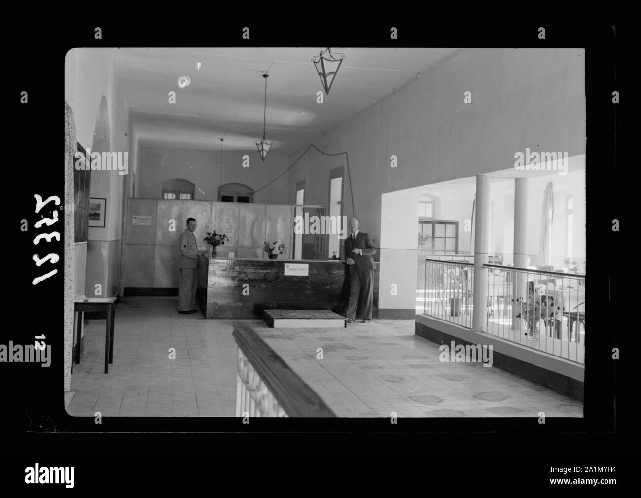 Apertura del nuovo ostello Y.M.C.A. dal gen. Wilson nel vecchio ufficio postale. Ingresso principale hall Foto Stock