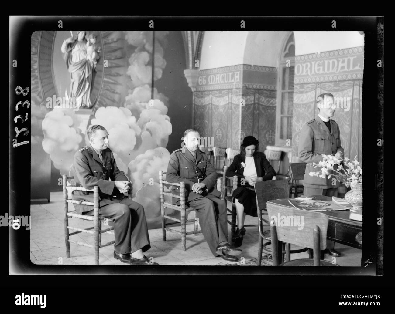 Apertura della Cattolica della Lega delle Donne Hostel il 17 marzo 1942 da Col. Prezzo (in quarantena vecchio bld'g. [Cioè, edificio] all'interno di nuovo Gate). Padre Ainsworth parlando Foto Stock