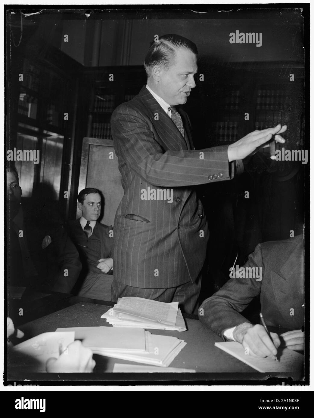 Si oppone judgeship per ex governatore James V. Allred del Texas. Washington D.C., gen. Sost. Martin muore oggi ha detto a un one-man sottocomitato del senato Comitato Giudiziario che il sentimento popolare è 'schiacciante contro la nomina dell' ex governatore James W. Alred come un giudice distrettuale per il distretto meridionale del Texas. Il senatore Joseph C. O'Mahoney, del Wyoming, era il solo membro del comitato presente per ascoltare muore esprimere la sua opposizione, 1-27-39 Foto Stock